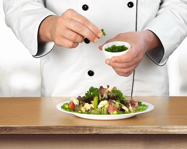 Kucharz przygotowujący apetyczne danie